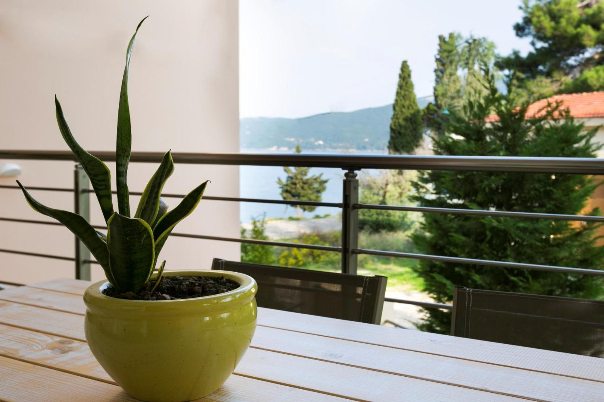 Meliti Waterfront Suites Karavomylos Eksteriør billede