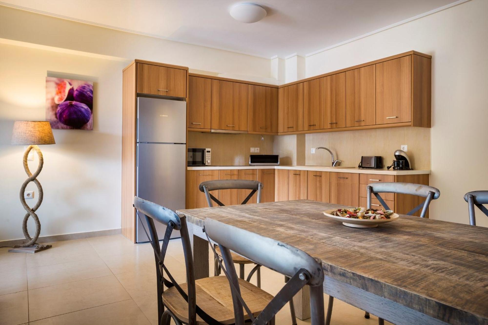 Meliti Waterfront Suites Karavomylos Eksteriør billede