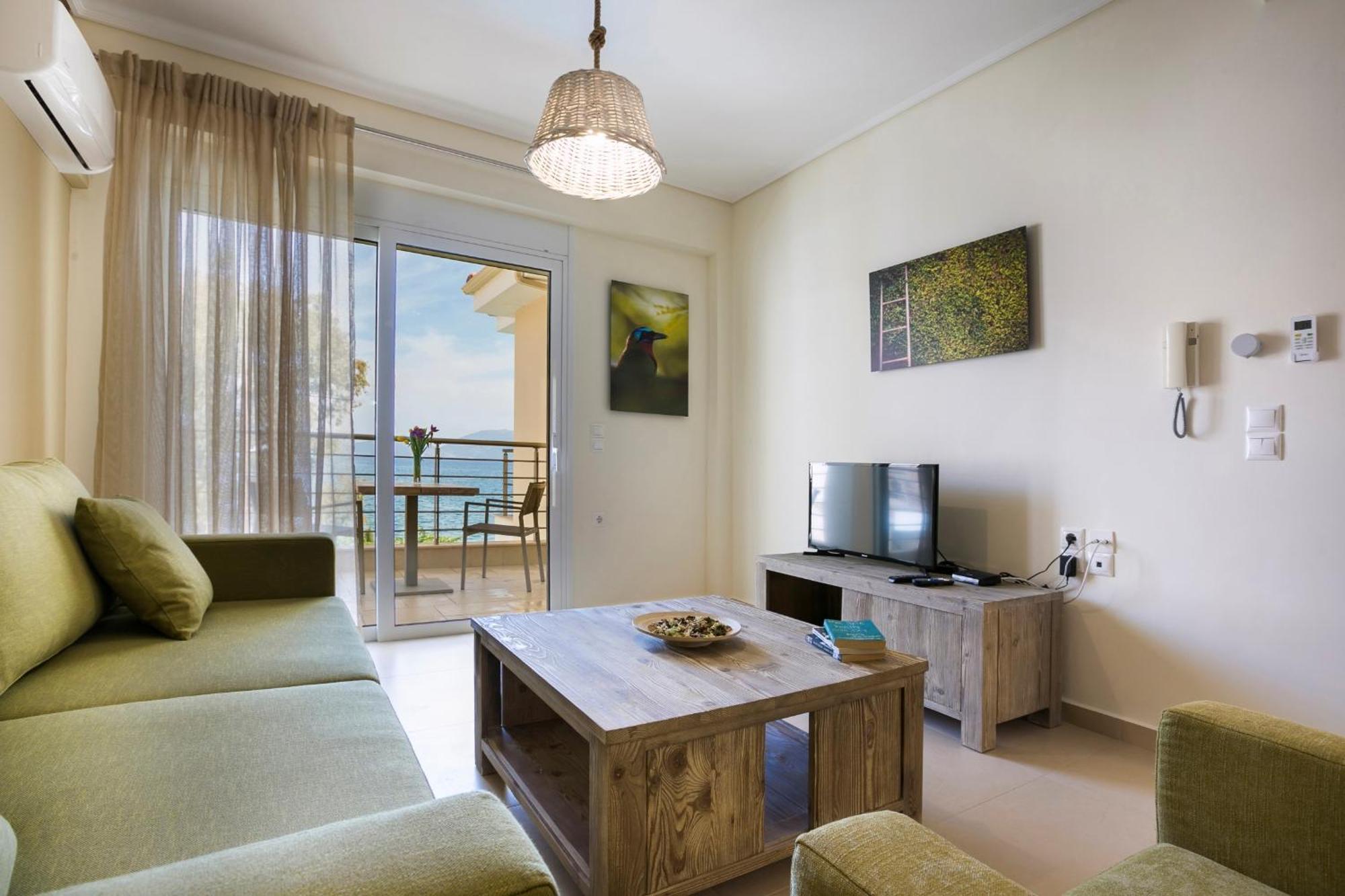 Meliti Waterfront Suites Karavomylos Eksteriør billede