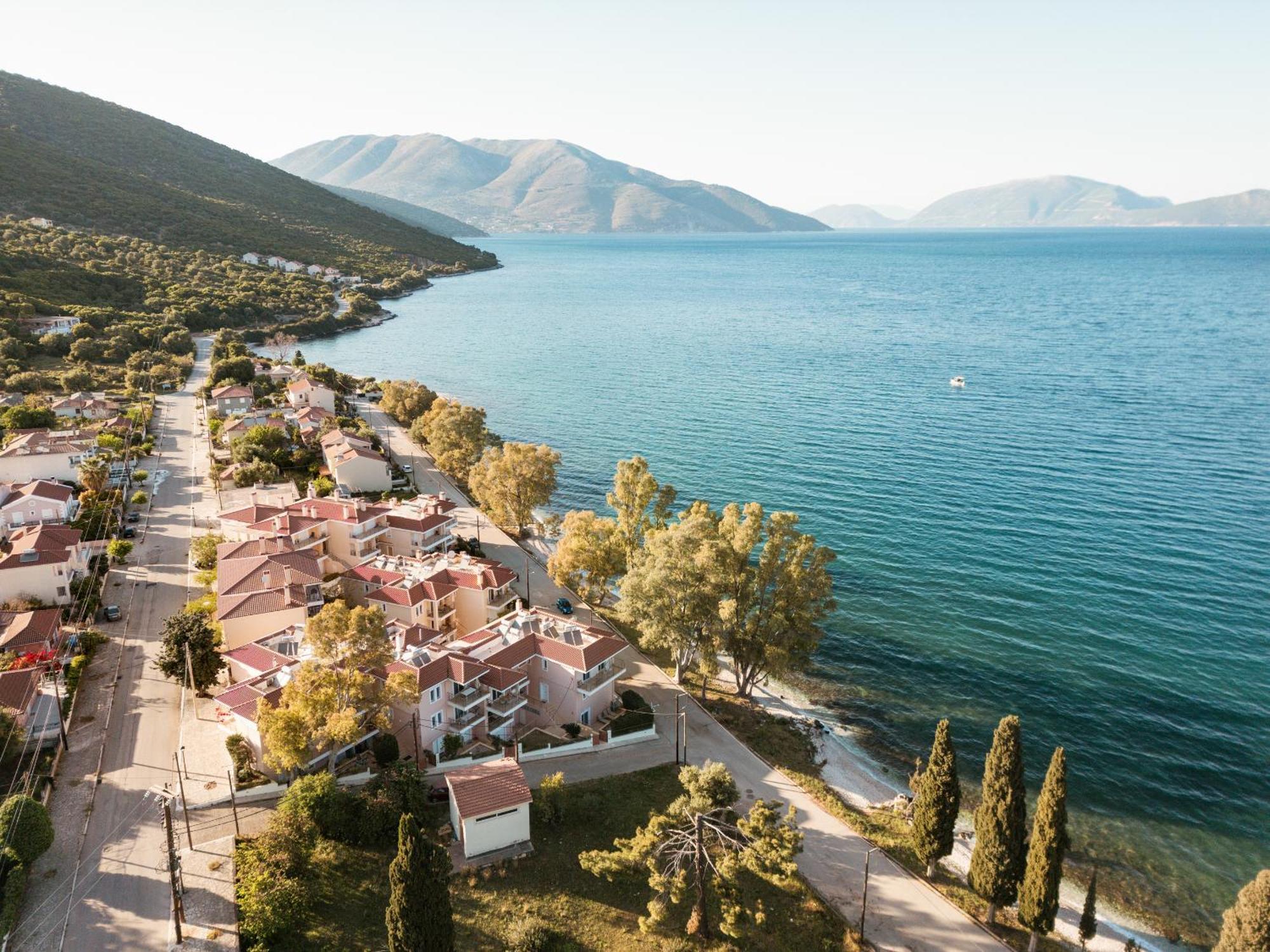 Meliti Waterfront Suites Karavomylos Eksteriør billede